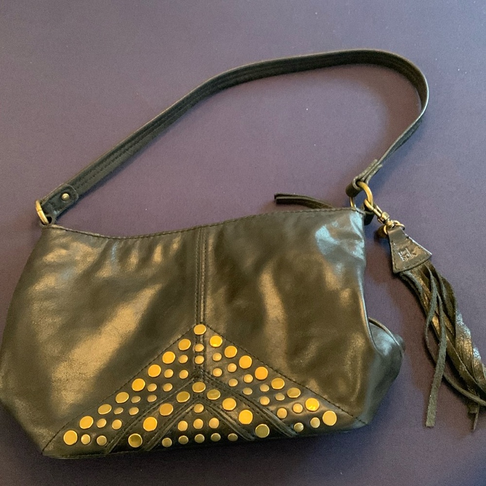 Beautiful bag in perfect condition. Had 2 interior pockets and one exterior.